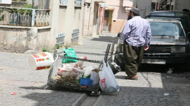 İzmir sokaklarında  hastalıklı tavuk  pazarı!